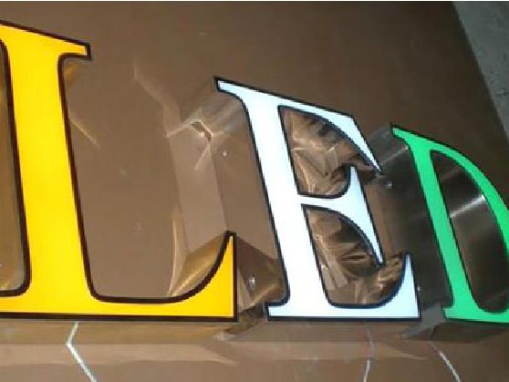临水介绍LED招牌的基础知识。